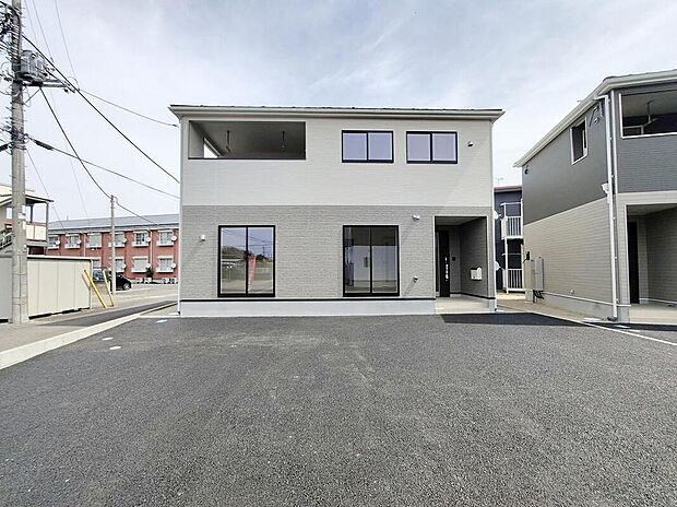 【現地外観写真】堂々完成いたしました。敷地の間口が広く建物も大きいので、まさしく堂々建っているという印象を受ける新築が完成いたしました。お客様の大切なお城として自慢していただける一軒です。