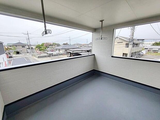 【バルコニー】この物件の魅力の一つです。南面にあるバルコニーはもちろん日当たり良好、だからこそ広くとり、洗濯物を干しやすくするとともに、日光浴にも遊び場にも使える空間を確保いたしました。