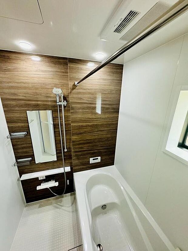 【浴室】一坪タイプのユニットバスは、足をしっかりと伸ばして一日の疲れを癒すことが可能です。浴室暖房乾燥機も完備しておりますので、カビの心配がないのはもちろん、雨の日のお洗濯物はお風呂で乾かせます。