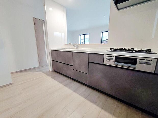 【キッチン】キッチンスペースはご家族みんなで作業ができるスペースを確保しております。みんなで楽しくお料理やお片付けをすれば、家事の時間も家族のコミュニケーションの時間に変わります。