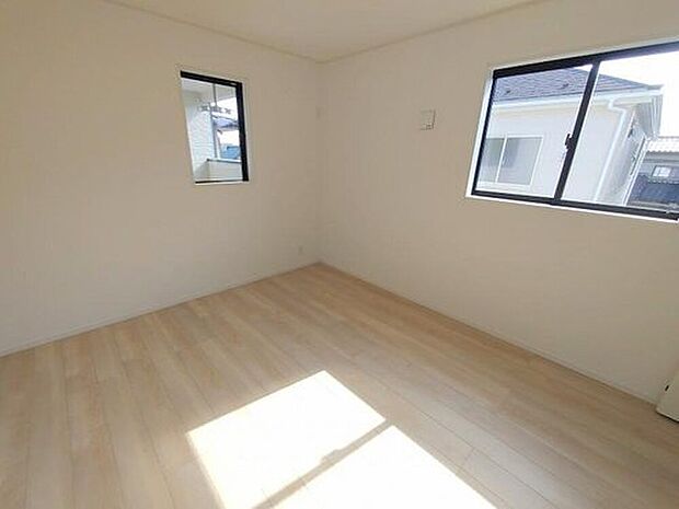 【リビング以外の居室】2面採光の洋室です。窓からの眺望もよくなり視界が広いので、部屋にいても飽きません、そしてもちろん大切なのは明るさと風通し、明るい日差しと心地よい風で自分のお部屋でくつろげる贅沢をご提供します。