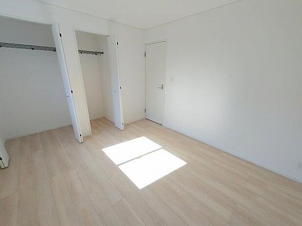 【リビング以外の居室】2階の居室は日当たりも眺望もよい気持ちの良い空間となっております。2面採光となっておりますので、広く景色を楽しめるのはもちろん、風通しが良く嫌なことがあっても自分のお部屋でリフレッシュできます。