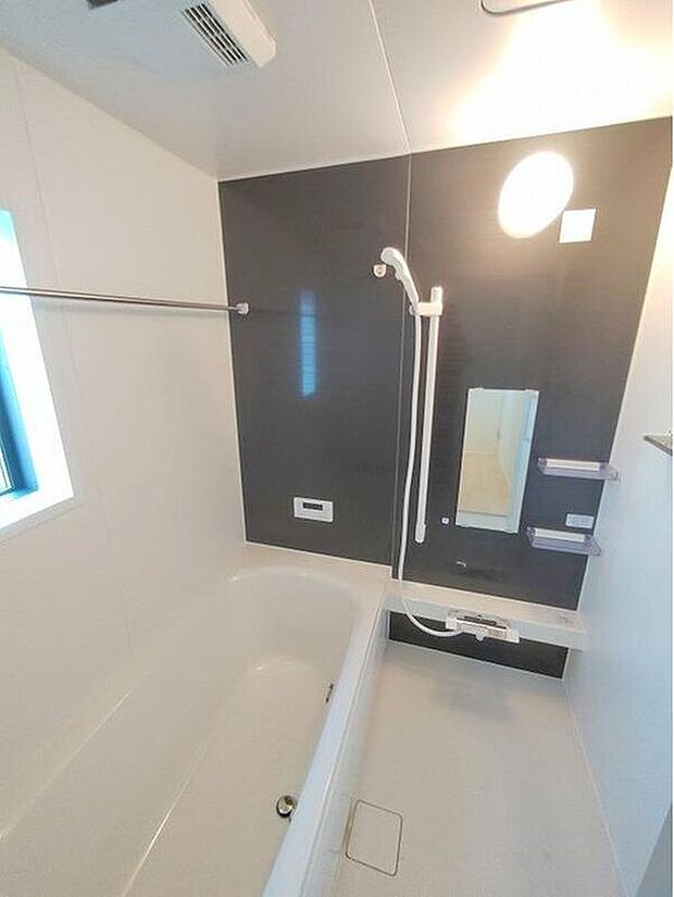 【浴室】一坪タイプのユニットバスは、足をしっかりと延ばして一日の疲れを癒すことが可能です。浴室暖房乾燥機も完備しておりますので、カビの心配が無いのはもちろん、雨の日のお洗濯物はお風呂で乾かせます。