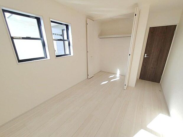 【リビング以外の居室】2階の居室は日当たりも眺望もよい気持ちの良い空間となっております。2面採光となっておりますので、広く景色を楽しめるのはもちろん、風通しが良く嫌なことがあっても自分のお部屋でリフレッシュできます。