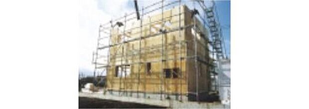 【耐震性能】国が定める最高強度である「壁倍率5.0」の性能がある耐力壁(国土交通大臣認定取得)を偏りのないようにバランス良く配置、重さに耐える横架材を選択。さらに2階の床・屋根などを固定することで、高い耐震性を実現しました。また床材の下地合板に暑さ24mmの合板を使用。壁と合わせて強い耐震性能を維持しております。