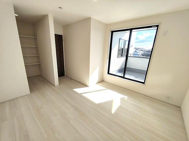 【リビング以外の居室】日当りの良さは写真でも充分に伝わるかと思いますが、開放感のある周囲にめぐまれたおかげで、風通しもとても良くなっております。ぜひ現地を見ていただき体感していただきたいポイントです。