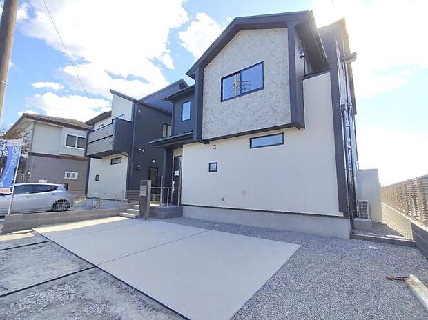 【現地外観写真】建物内部まで完成いたしましたので、ご自由に、お好きなだけゆっくりとご見学いただけます。実際の広さの感覚や、日当たりの良し悪し、お客様ご自身でぜひご確認ください。本日のご案内も可能です。