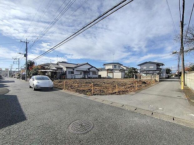 【前面道路含む現地写真】資料請求やご案内も即日対応いたします♪同じ施工例の物件見学や、完成イメージプレゼンテーションも承っております。どのような建物が建つか、間取りの広さは?など気になる点を一つ一つご説明させていただきます。