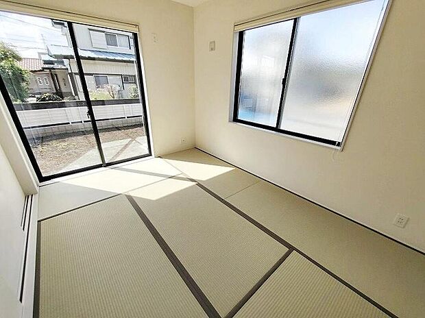 【リビング以外の居室】リビング隣接の和室は、その機能を発揮できるようしっかりとした広さをお取りいたしました。普段は開放スペース、お子様の遊び場、お客様がいらしたとき、ご両親様がお泊りに来た時など、色々と使い道がございます。