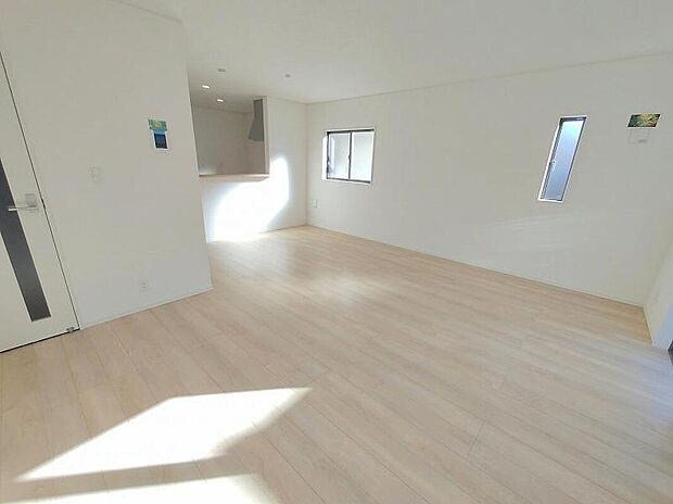 【リビング】明るく開放的な空間が広がる、キッチン・ダイニング・リビング。室内には豊かな陽光が注ぎ込み、爽やかな住空間を演出。ホームパーティーでもゲストと一緒に料理を楽しみながら楽しい時間を過ごせそう。