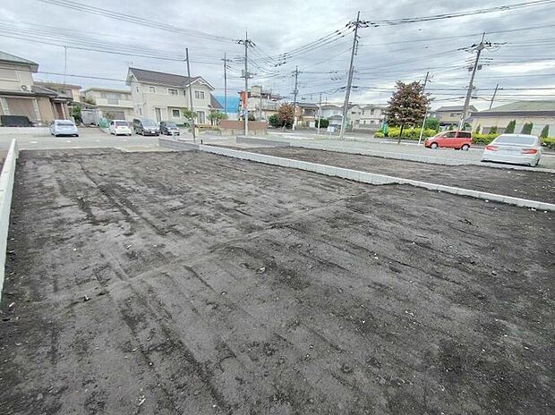 【現地外観写真】完成してからは見ることのできない、施工方法や構造をしっかりとご確認いただけるのが、建築中の住宅の大きなメリットです。専門知識を持ったスタッフがご説明させていただきます。お気軽にお問い合わせください。
