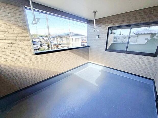 【バルコニー】この物件の魅力の一つです。南面にあるバルコニーはもちろん日当たり良好、だからこそ広くとり、洗濯物を干しやすくするとともに、日光浴にも遊び場にも使える空間を確保いたしました。