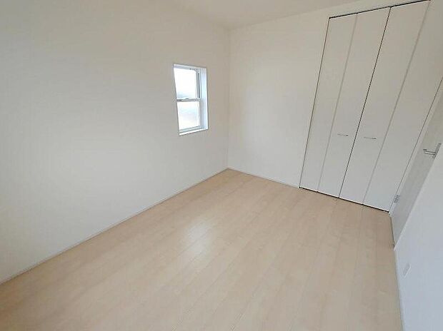 【リビング以外の居室】全居室2面採光です。光を取り入れやすのはもちろんですが、建物全体の窓の数も増えておりますので、換気性能に優れた物件です。窓を開ければ家中を気持ちの良い風が通り抜け、いつもさわやかなお住まいとなります。