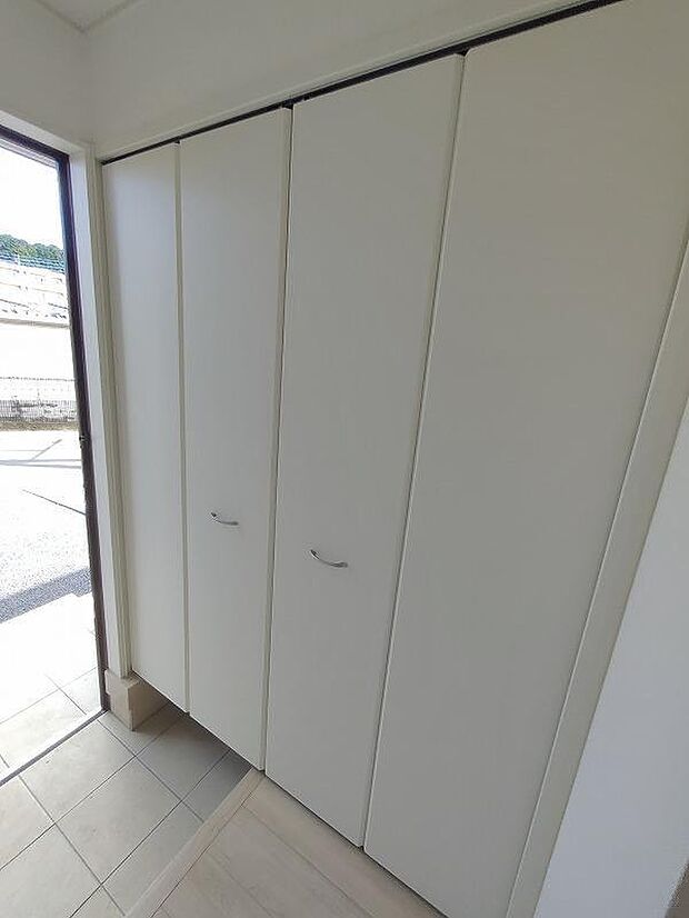 【玄関】天井までの高さがあるたっぷり玄関収納。可動棚で調整可能ですので、ロングブーツやトレッキング靴もすっぽり収まるようにカスタムできます。お子様の靴のサイズが大きくなっていっても安心の広々スペースです!