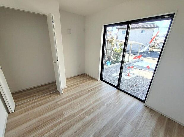 【リビング以外の居室】日当りの良さは写真でも充分に伝わるかと思いますが、開放感のある周囲にめぐまれたおかげで、風通しもとても良くなっております。ぜひ現地を見ていただき体感していただきたいポイントです。