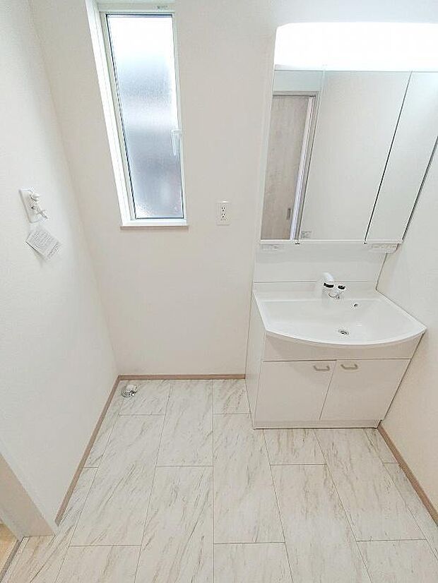 【洗面台・洗面所】合わせ鏡が可能な3面鏡です。朝の忙しい時間でもの身だしなみのチェックもここだけで完結できます。もちろん鏡の後ろは充分な収納力を持った収納となっており、視界に入る部分はスッキリと片付きます。