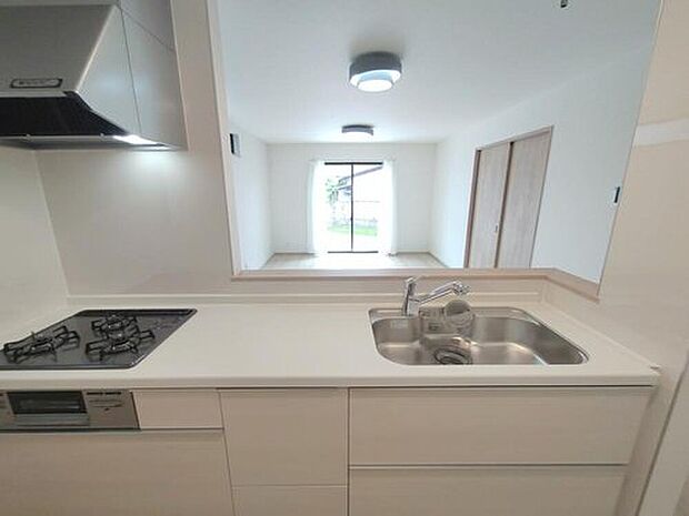 【キッチン】キッチンからリビングを見渡せますので、お料理やお片付け中もご家族のコミュニケーションをお取りいただけます。そしてキッチン自体も明るくなりますし、風も抜けますので衛生面で見ても安心いただける作りです。