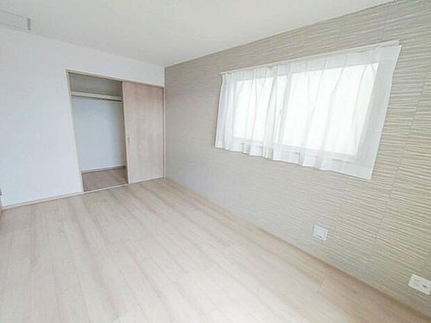 【リビング以外の居室】2階洋室です。このお部屋と隣室どちらからでもバルコニーは出入り可能です。バルコニーに面したお部屋を主寝室にしたのはいいけれど、お休みになってる方がいてお洗濯ものを干しに行けない、なんてことはありません