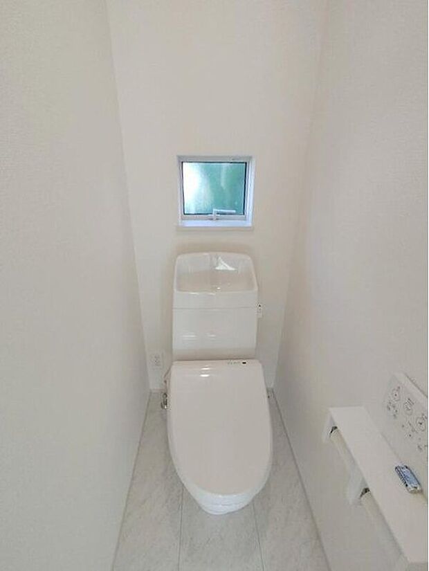 【トイレ】小窓で採光面と通気性を確保しておりますので、陽射し差し込む明るい空間で、いつもさわやかな状態を保っていただけます！トイレスペースが1階・2階にございますので、ゲスト用・家族用に分けることもできます。