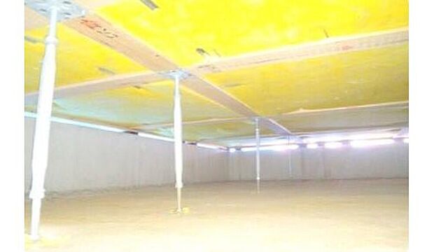 【鋼製床束】建物の床を支える「床束」と呼ばれる支持材に、サビやシロアリを寄せ付けない鋼製の床束を採用。従来品に比べ信頼性が高く、安心の強度で頑丈な構造を支えます。長期間の使用でも痩せず、腐らず、メンテナンス性にも優れた素材です。

