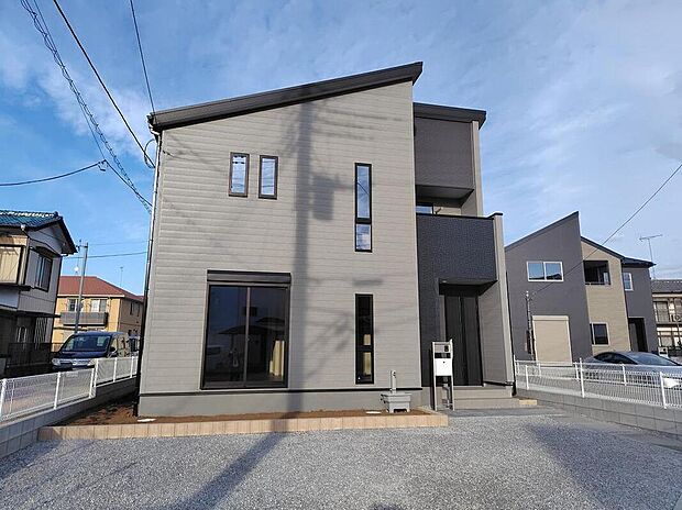 【現地外観写真】堂々完成いたしました。敷地の間口が広く建物も大きいので、まさしく堂々建っているという印象を受ける新築が完成いたしました。お客様の大切なお城として自慢していただける一軒です。