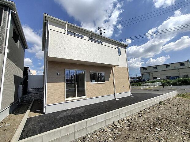 【現地外観写真】ご覧いただけているように、南道路で南側に日差しを遮るような建物はありません、日当たりは後では買えないものです。しっかりと目で見てご判断いただきたく思います。