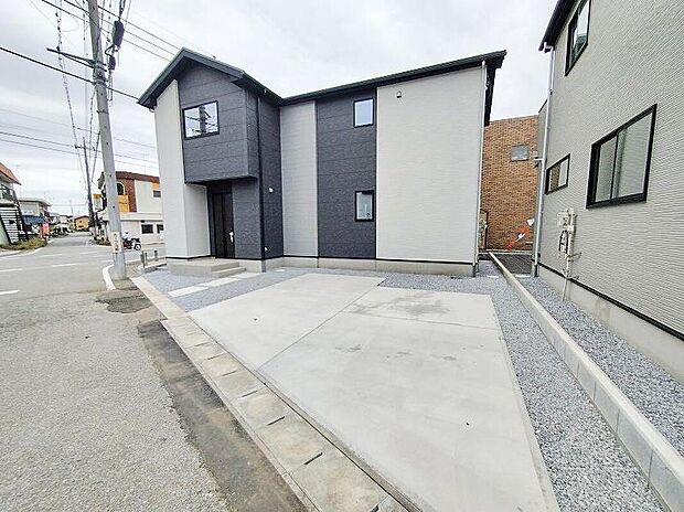 【前面道路含む現地写真】建物周囲全体に開口部を設けていますので、大変風通しの良い物件です。風通しの良さは、住んでいるときの気持ちよさだけでなく、湿気対策として建物の寿命にも関わる大切なポイントです。快適に長くお住まい下さい。