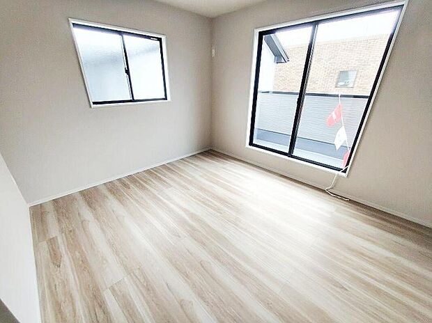 【リビング以外の居室】2面採光の洋室です。窓からの眺望もよくなり視界が広いので、部屋にいても飽きません、そしてもちろん大切なのは明るさと風通し、明るい日差しと心地よい風で自分のお部屋でくつろげる贅沢をご提供します。