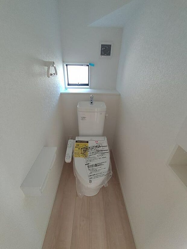 【トイレ】小窓で採光面と通気性を確保しておりますので、陽射し差し込む明るい空間で、いつもさわやかな状態を保っていただけます！トイレスペースが1階・2階にございますので、ゲスト用・家族用に分けることもできます。