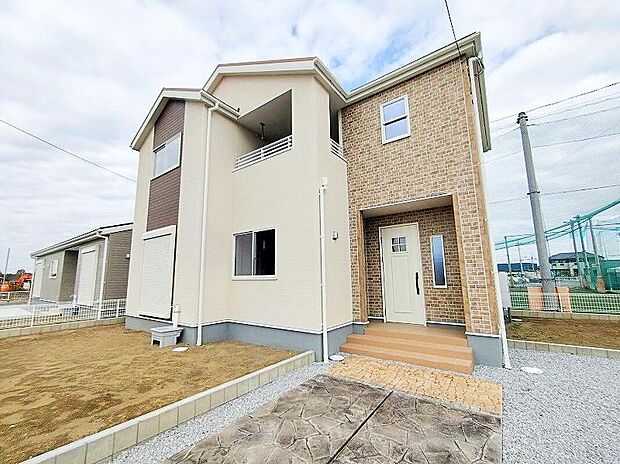 【現地外観写真】堂々完成いたしました。敷地の間口が広く建物も大きいので、まさしく堂々建っているという印象を受ける新築が完成いたしました。お客様の大切なお城として自慢していただける一軒です。