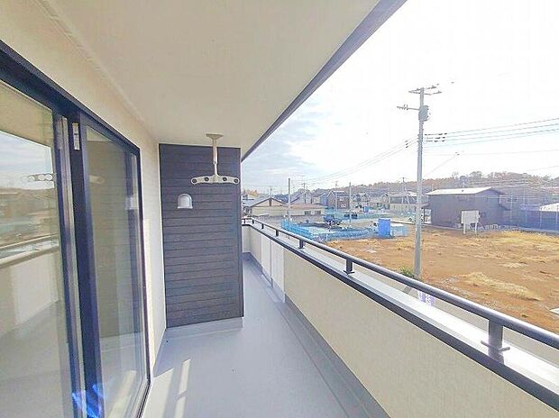 【バルコニー】この物件の魅力の一つです。南面にあるバルコニーはもちろん日当たり良好、だからこそ広くとり、洗濯物を干しやすくするとともに、日光浴にも遊び場にも使える空間を確保いたしました。