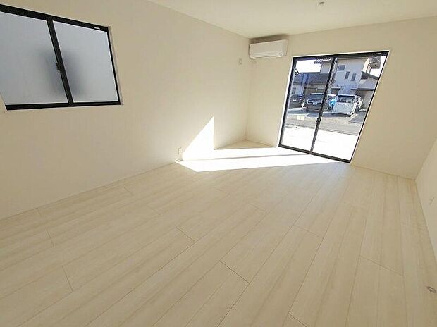 【リビング】明るく開放的な空間が広がる、キッチン・ダイニング・リビング。室内には豊かな陽光が注ぎ込み、爽やかな住空間を演出。ホームパーティーでもゲストと一緒に料理を楽しみながら楽しい時間を過ごせそう。