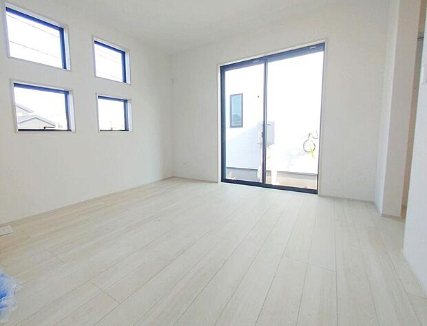 【リビング以外の居室】2面採光の洋室です。窓からの眺望もよくなり視界が広いので、部屋にいても飽きません、そしてもちろん大切なのは明るさと風通し、明るい日差しと心地よい風で自分のお部屋でくつろげる贅沢をご提供します。