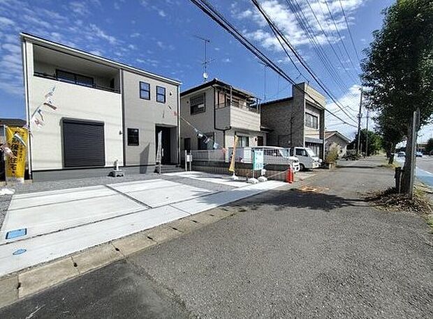 【前面道路含む現地写真】建物内部まで完成いたしましたので、ご自由に、お好きなだけゆっくりとご見学いただけます。実際の広さの感覚や、日当たりの良し悪し、お客様ご自身でぜひご確認ください。本日のご案内も可能です。