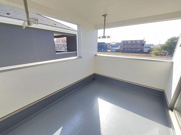 【バルコニー】南面に面したバルコニーはもちろん日当たり良好です。お洗濯物を干していただく際にも楽にできるように奥行きを広くお取りいたしました。明るく、暖かなゆとりあるスペースで快適に家事を行っていただけます。