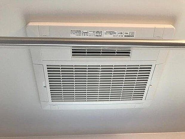 【浴室乾燥機】浴室暖房乾燥機が標準装備です。浴室が乾燥機に!雨の日や冬場も天気を気にせずいつでもお洗濯して大丈夫です。