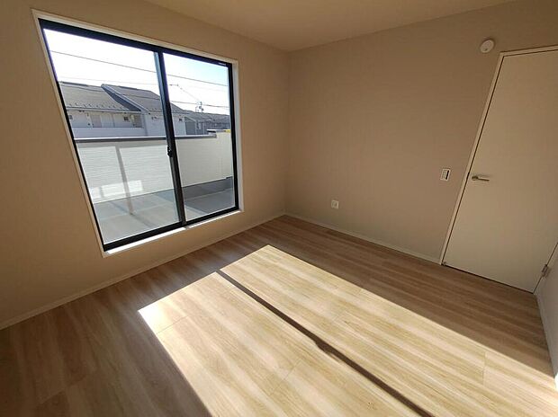 【リビング以外の居室】2階の居室はすべて南側に窓あり、日当たり良好です☆バルコニーのある部屋は大きな窓から日差しを取り込み、お昼寝したくなる温かさ♪