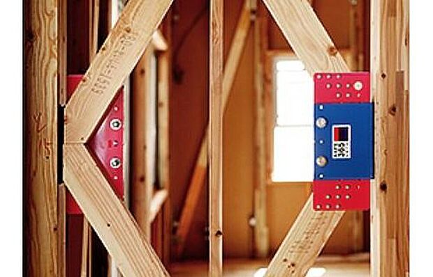 【制震装置SAFE365】木造住宅の弱点は、ある程度の耐震構造を持っていても中規模地震（震度５弱程度）の揺れを繰り返し受けるとその耐震性能を弱めてしまうことにあります。住宅の持っている、もともとの耐震性能を維持していくために重要な役割を果たすのが制震装置です。共同開発の制震装置SAFE365は、粘弾性素材を活用したもの。この素材は高層ビルの制震装置にも使われており、優れた地震エネルギーの吸収を実現しております。