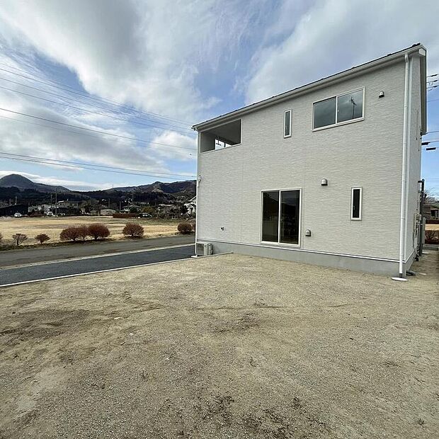 【現地外観写真】お車はゆとりをもって並列2台停めていただます。お出かけの際に誰かに頼んで前の車をどかしたり、1台の停め方によってはもう一台の駐車が難しかったり、そんなストレスとは無縁の広さがあり、楽々停められます。