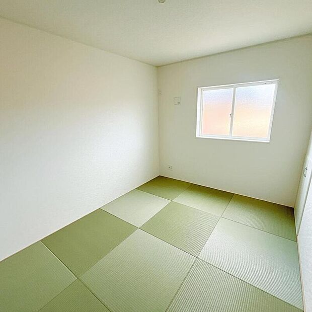 【リビング以外の居室】リビング隣接の和室は、その機能を発揮できるようしっかりとした広さをお取りいたしました。普段は開放スペース、お子様の遊び場、お客様がいらしたとき、ご両親様がお泊りに来た時など、色々と使い道がございます。