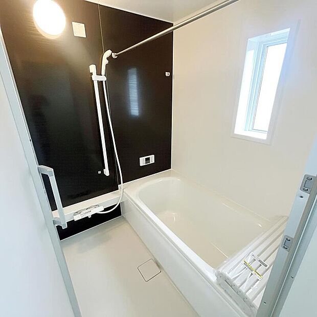 【浴室】一坪タイプのユニットバスは、足をしっかりと延ばして一日の疲れを癒すことが可能です。浴室暖房乾燥機も完備しておりますので、カビの心配が無いのはもちろん、雨の日のお洗濯物はお風呂で乾かせます。