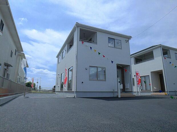 【類似外観同仕様】類似外観同仕様の物件になります。扉や窓の開口部の位置やデザインが異なります。飯田グループホールディングス唯一の販売専門会社の社員が対応させていただきます。