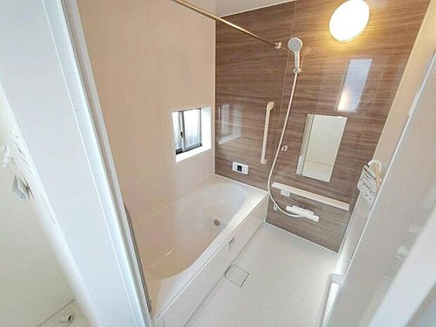 【浴室】一坪タイプのユニットバスは、足をしっかりと延ばして一日の疲れを癒すことが可能です。浴室暖房乾燥機も完備しておりますので、カビの心配が無いのはもちろん、雨の日のお洗濯物はお風呂で乾かせます。