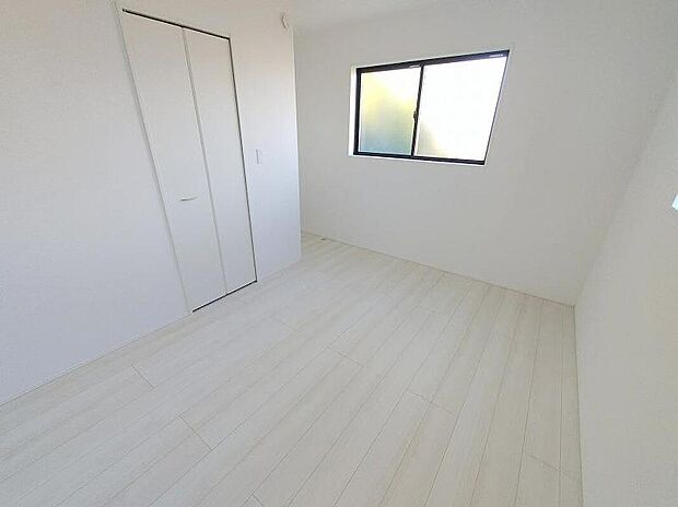【リビング以外の居室】2面採光の洋室です。窓からの眺望もよくなり視界が広いので、部屋にいても飽きません、そしてもちろん大切なのは明るさと風通し、明るい日差しと心地よい風で自分のお部屋でくつろげる贅沢をご提供します。