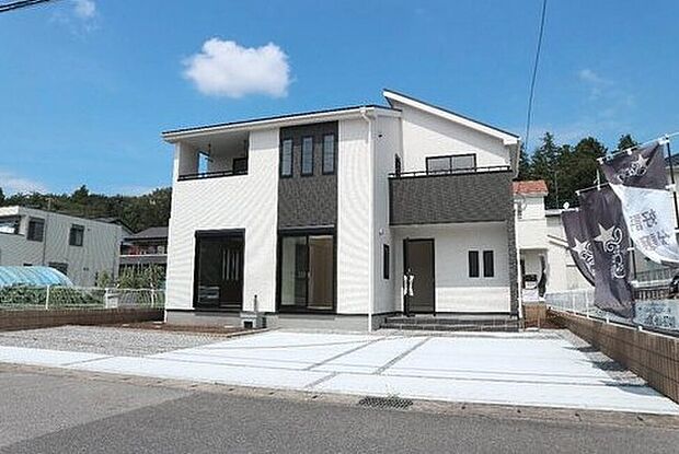 【【類似外観同仕様】】類似外観同仕様の物件になります。扉や窓の開口部の位置やデザインが異なります。間取りの広さなどもモデルハウスをご案内させて頂き、イメージしていただく事も可能です。