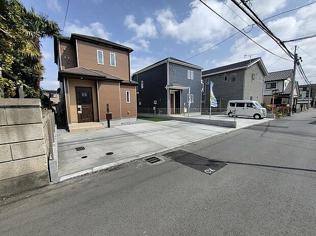 【その他】【類似外観同仕様】類似外観同仕様の物件になります。扉や窓の開口部の位置やデザインが異なります。建物のプレゼンテーションやモデルハウスのご案内も行っているので、お気軽にお問い合わせください。