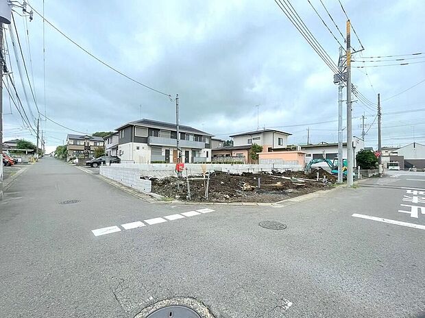 【前面道路含む現地写真】土日のご予約はもちろん、平日やお仕事のお時間に合わせてのご案内も実施しています。まずはお客様のご都合をお伺いさせて頂き、それに合う形で物件のご紹介をさせていただきます。お気軽にお問い合わせください。