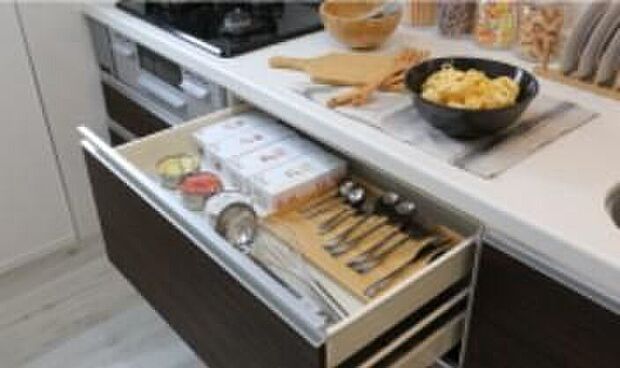 【スライド収納】レンジ下やキッチンカウンターの下部は、調理器具や調味料などがすっぽり収まり、出し入れも簡単なスライド収納となっています。