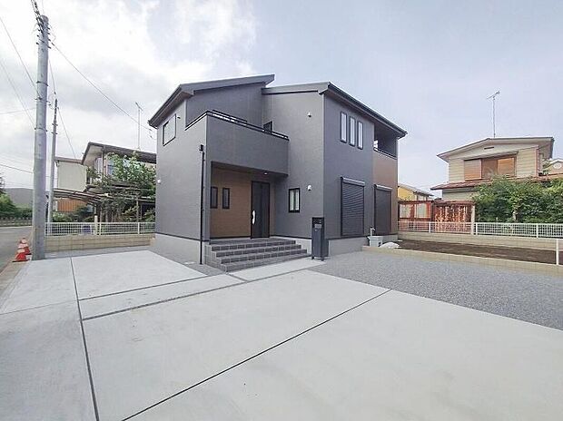 【現地外観写真】全体的に開放感があり、建物自体も開口部を多く設けておりますので、明るさと風通しの良さは自信をもってお勧めできます。両方とも建物の見栄えはもちろん、機能にも大きく影響いたしますので大切なポイントです。