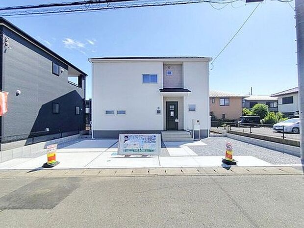 【前面道路含む現地写真】お車はゆとりをもって並列2台停めていただます。お出かけの際に誰かに頼んで前の車をどかしたり、1台の停め方によってはもう一台の駐車が難しかったり、そんなストレスとは無縁の広さがあり、楽々停められます。